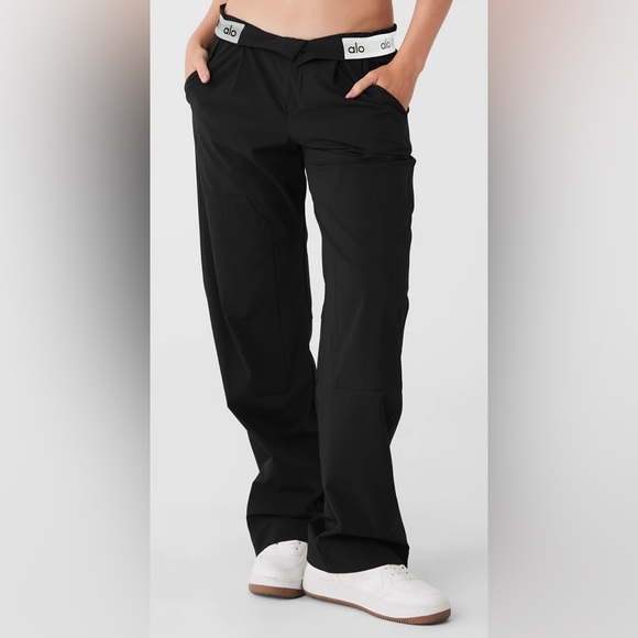 ALO Yoga Pants - NWT Alo Yoga Flip It Trousers in Black Size L